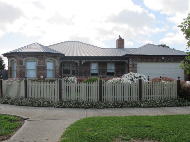 16 St Kilda Parade, Taylors Hill VIC 3037