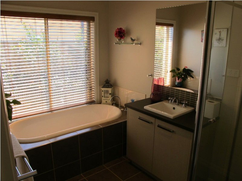 3 Kurow Ave, Taylors Hill VIC 3037