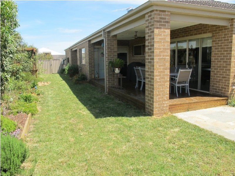 3 Kurow Ave, Taylors Hill VIC 3037