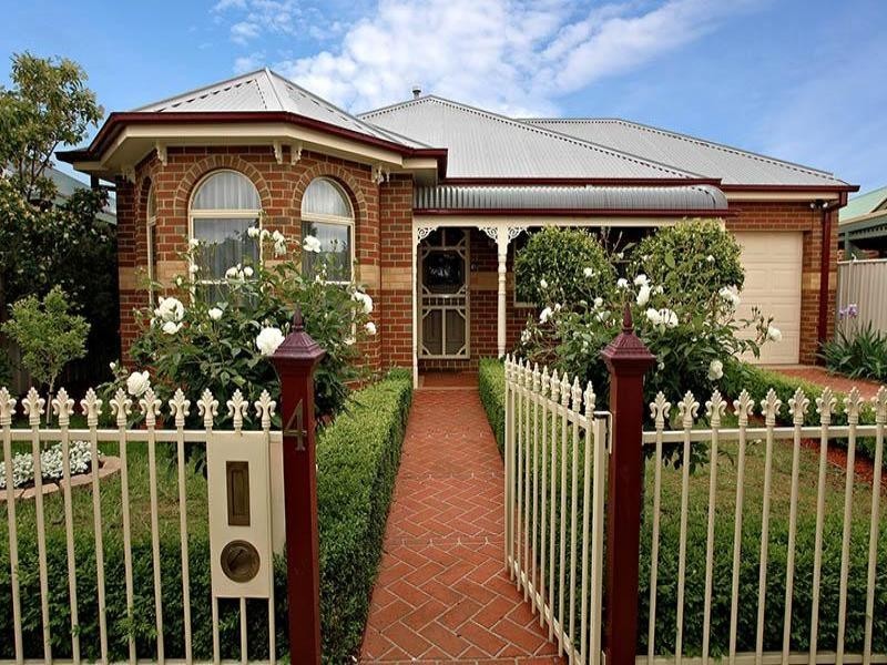 4 Franklin Place, Caroline Springs VIC 3023