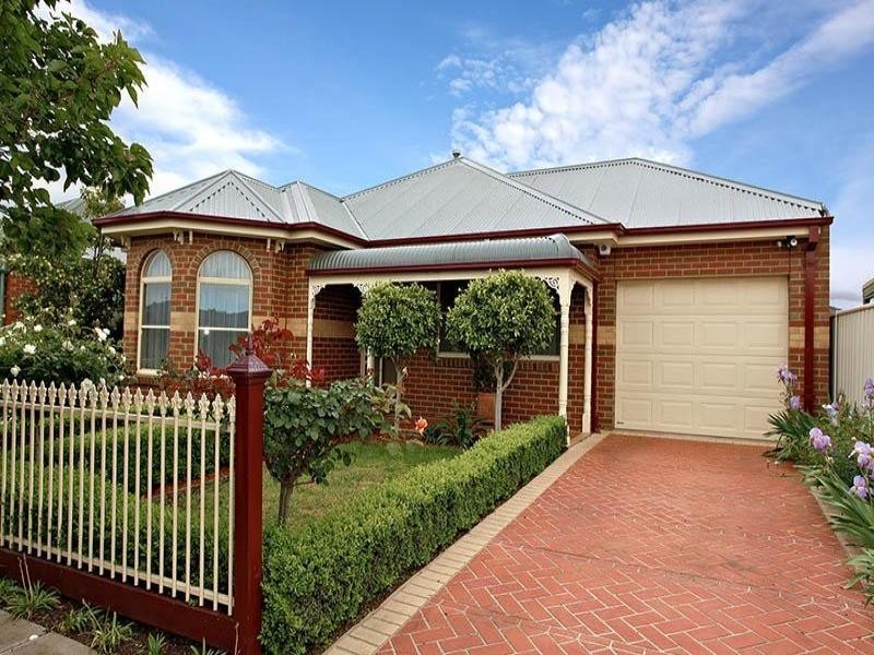 4 Franklin Place, Caroline Springs VIC 3023