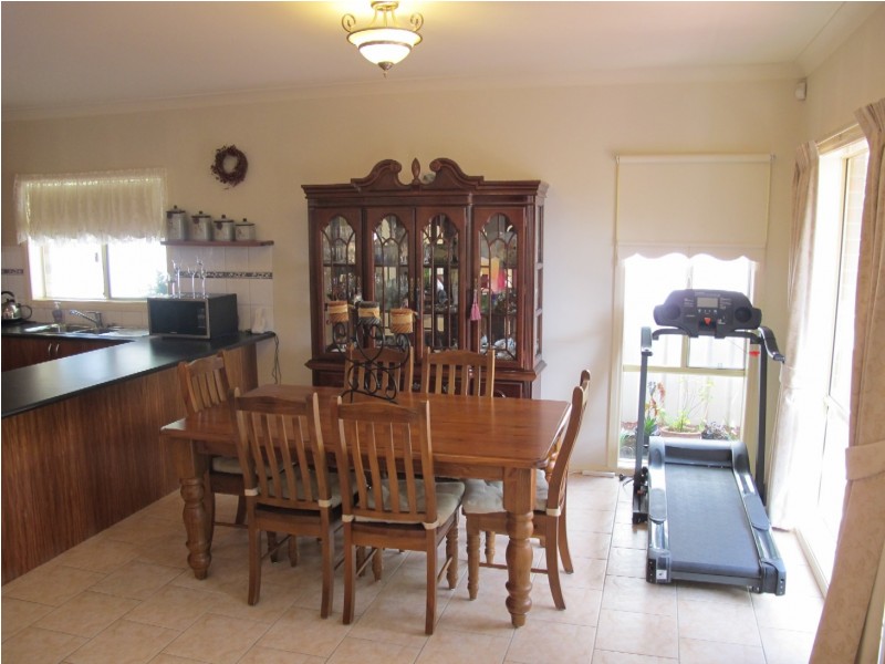 4 Franklin Place, Caroline Springs VIC 3023