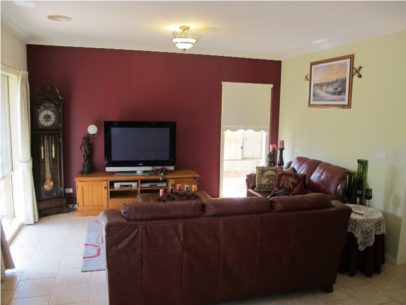 4 Franklin Place, Caroline Springs VIC 3023