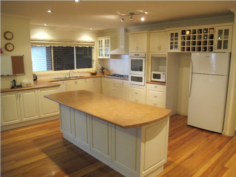 8 York Close, Taylors Hill VIC 3037