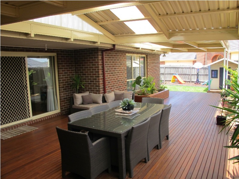 8 York Close, Taylors Hill VIC 3037