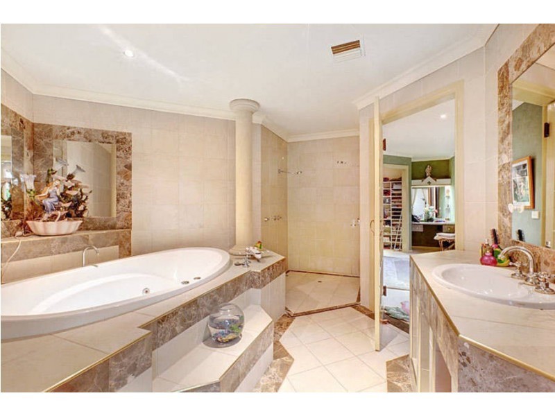 13 Bendigo Circuit, Caroline Springs VIC 3023