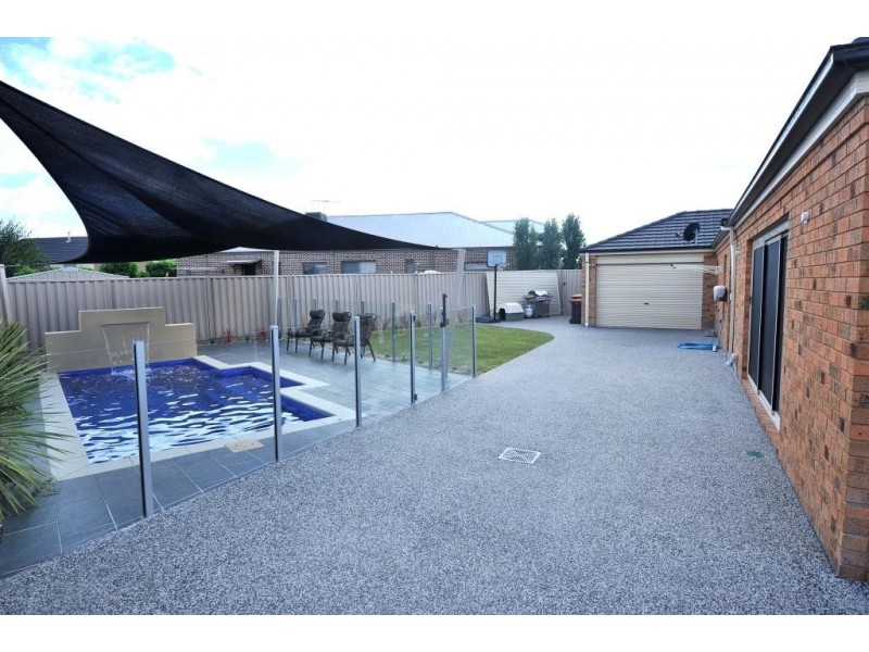 31 Forest Glade Way, Caroline Springs VIC 3023