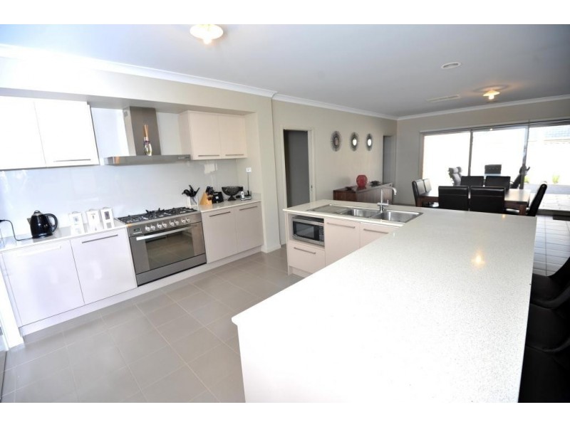 31 Forest Glade Way, Caroline Springs VIC 3023