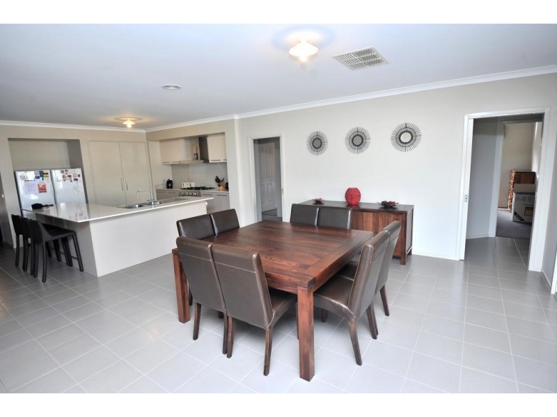 31 Forest Glade Way, Caroline Springs VIC 3023