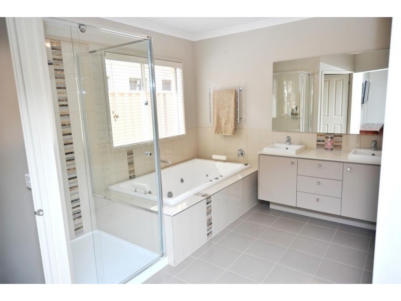 31 Forest Glade Way, Caroline Springs VIC 3023