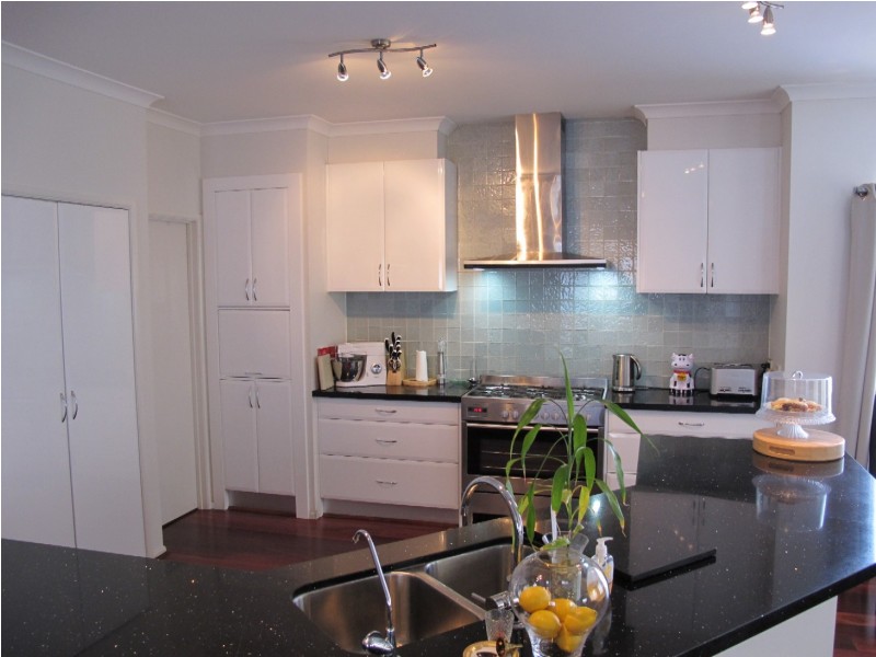 7 Muirhead Gardens, Caroline Springs VIC 3023