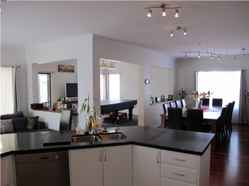 7 Muirhead Gardens, Caroline Springs VIC 3023