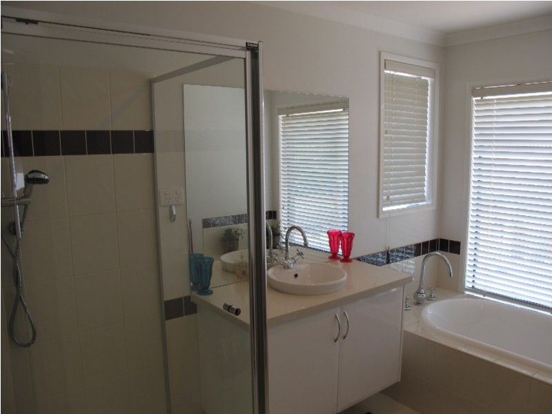 7 Muirhead Gardens, Caroline Springs VIC 3023