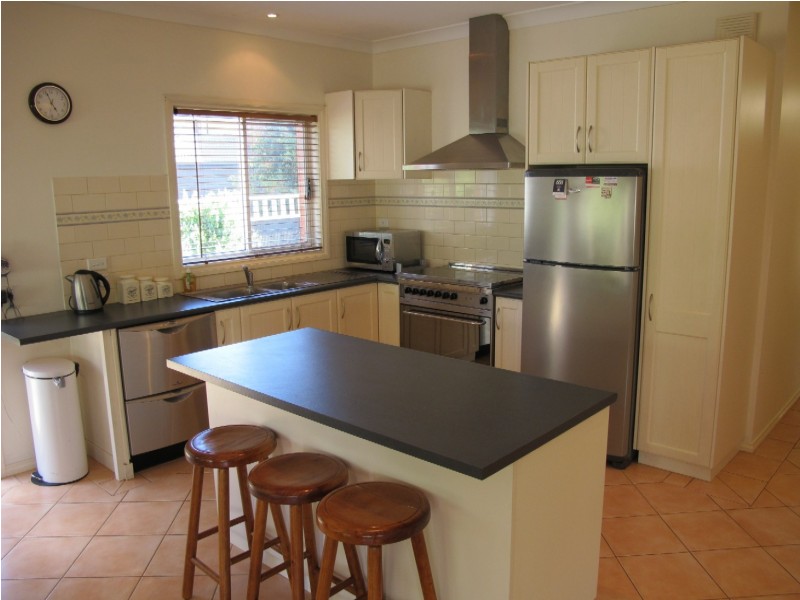 16 Holmes Way, Caroline Springs VIC 3023