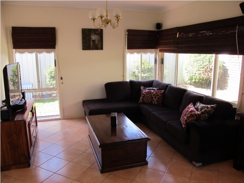 16 Holmes Way, Caroline Springs VIC 3023