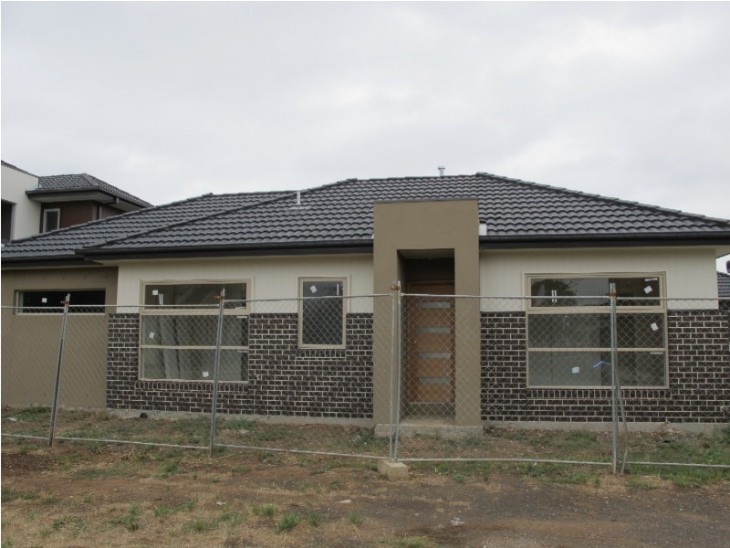 2/2-4 Great Barr Crescent, Caroline Springs VIC 3023