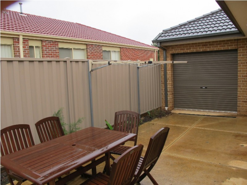 14 Weigall Close, Caroline Springs VIC 3023