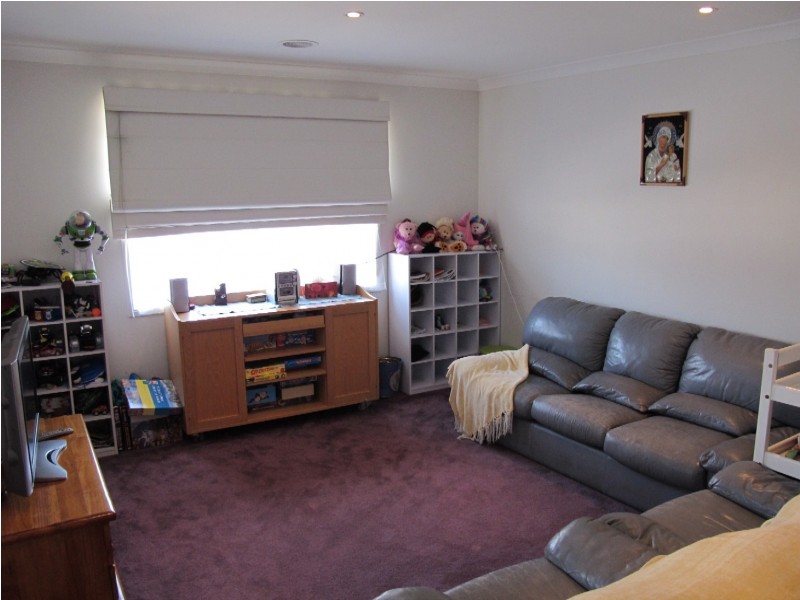 7 Muirhead Gardens, Caroline Springs VIC 3023