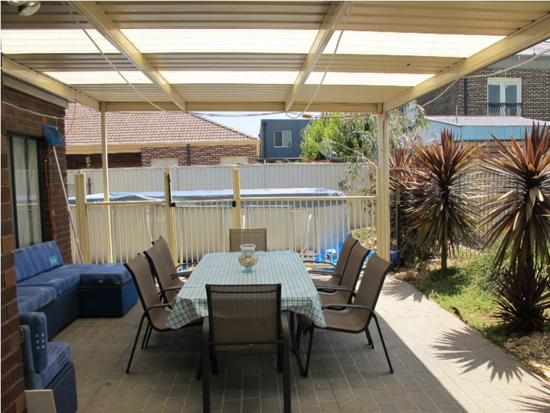 7 Muirhead Gardens, Caroline Springs VIC 3023