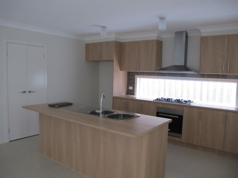 8 Poseidon Street, Kurunjang VIC 3337
