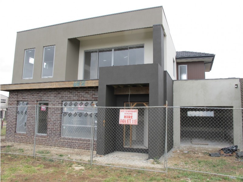 3/2-4 Great Barr Crescent, Caroline Springs VIC 3023