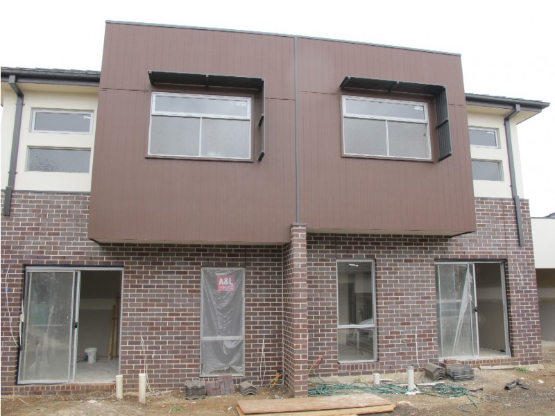 3/2-4 Great Barr Crescent, Caroline Springs VIC 3023