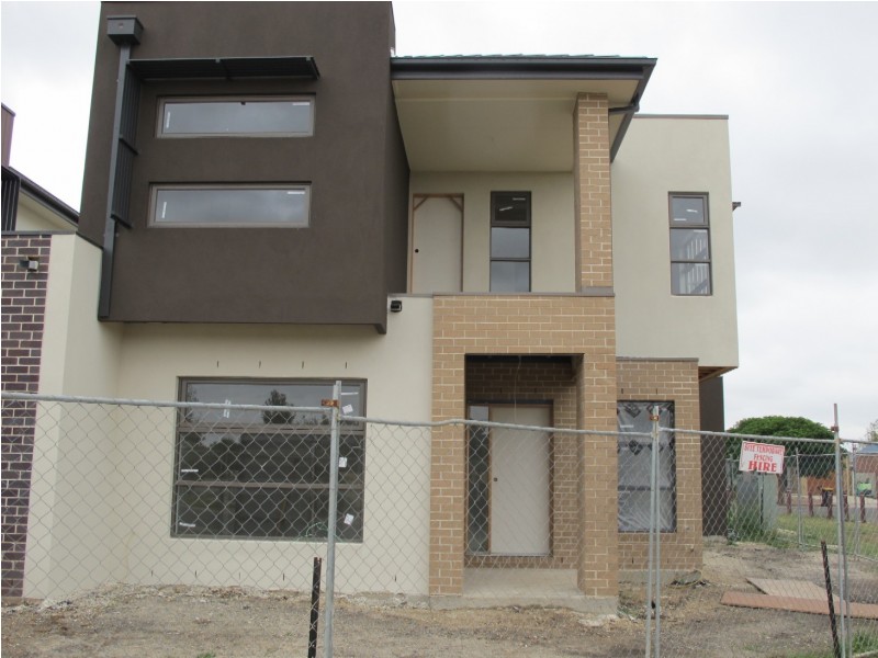 3/2-4 Great Barr Crescent, Caroline Springs VIC 3023