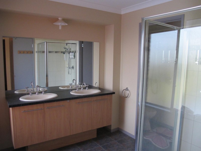 8 Rushcutters Place, Taylors Hill VIC 3037