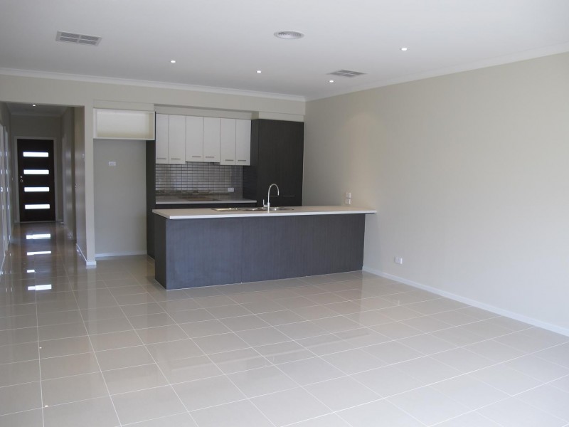 7/2-4 Great Barr Crescent, Caroline Springs VIC 3023