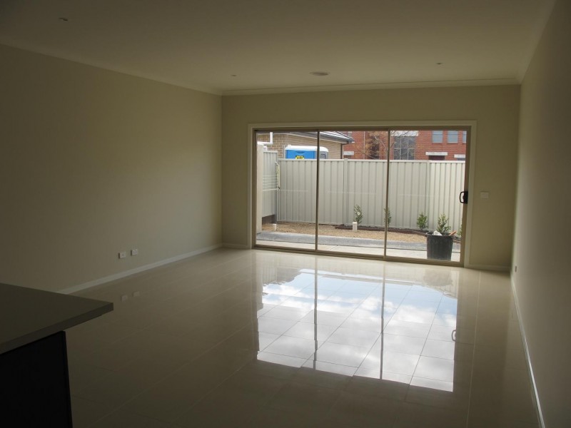 7/2-4 Great Barr Crescent, Caroline Springs VIC 3023