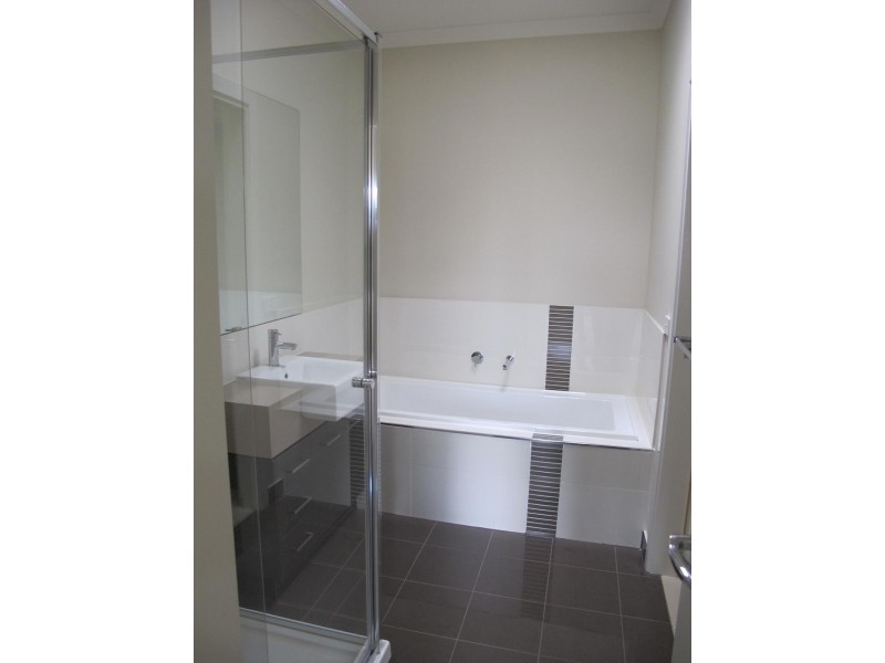 7/2-4 Great Barr Crescent, Caroline Springs VIC 3023