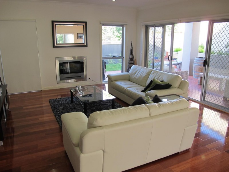 30 Kororoit Approach, Caroline Springs VIC 3023