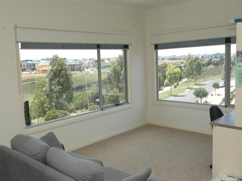 30 Kororoit Approach, Caroline Springs VIC 3023