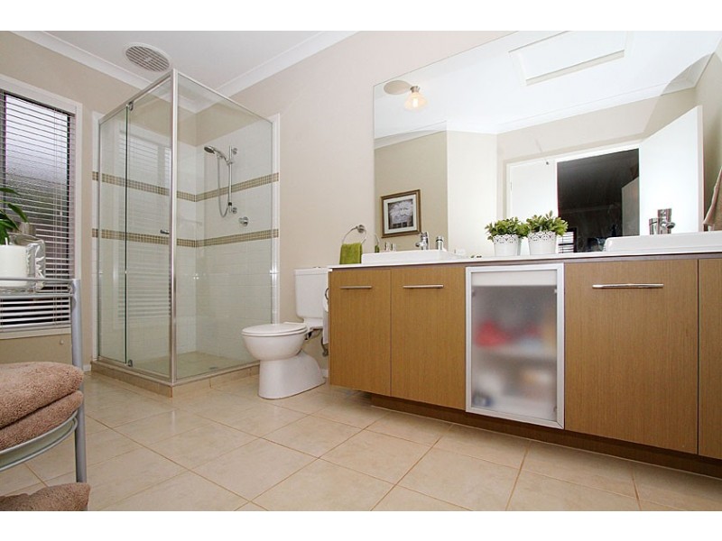 12 Matlock Street, Caroline Springs VIC 3023