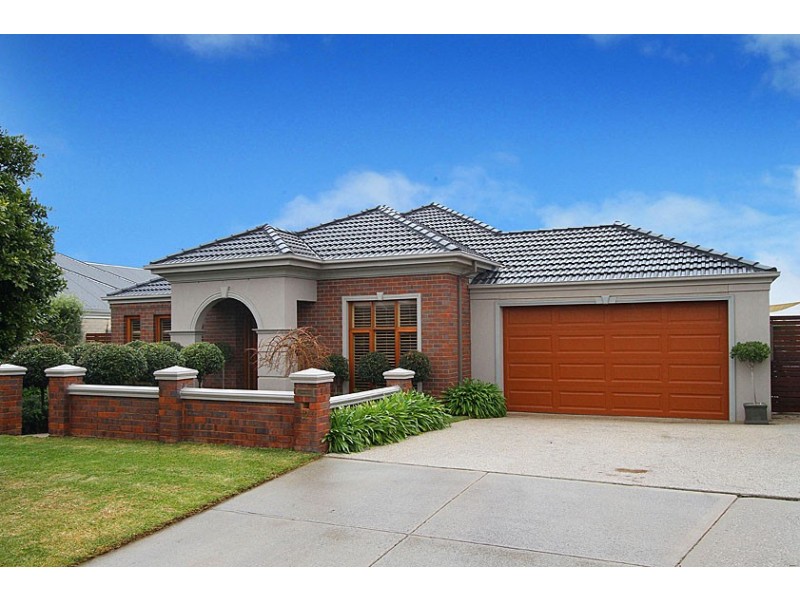 12 Matlock Street, Caroline Springs VIC 3023