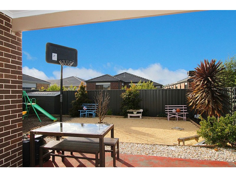 27 Cassan Way, Caroline Springs VIC 3023