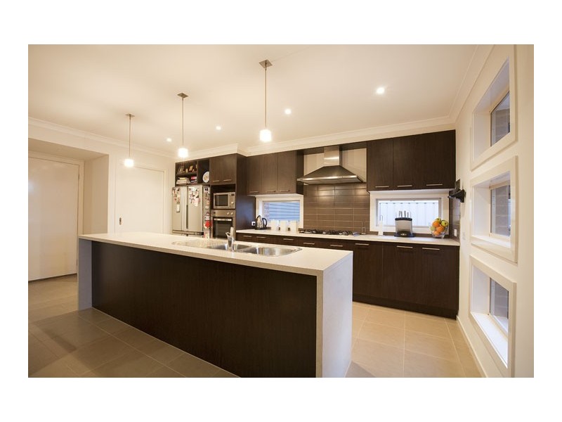 4 Edward Court, Taylors Hill VIC 3037