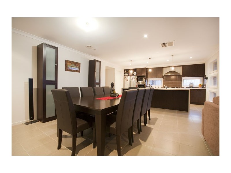 4 Edward Court, Taylors Hill VIC 3037