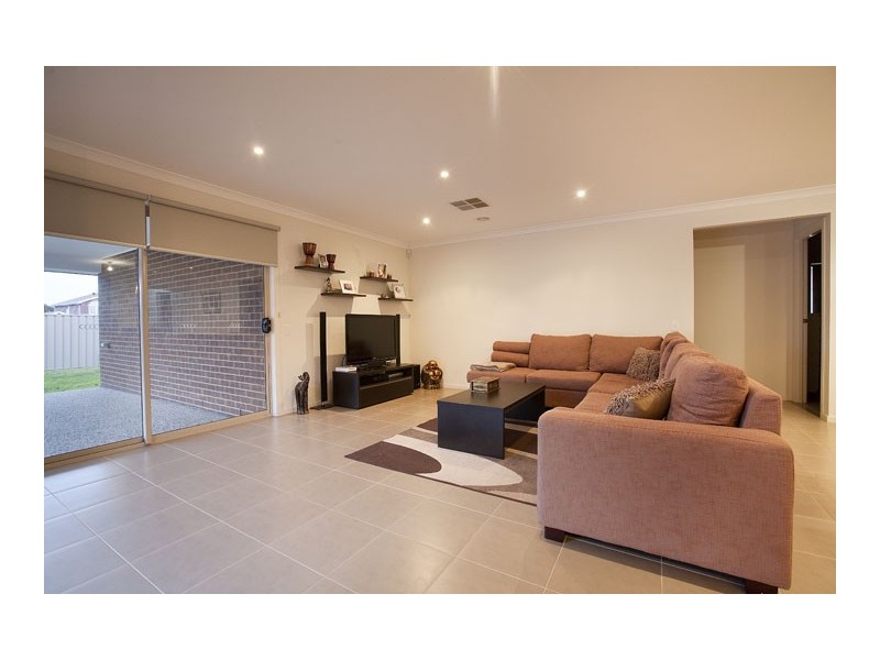 4 Edward Court, Taylors Hill VIC 3037