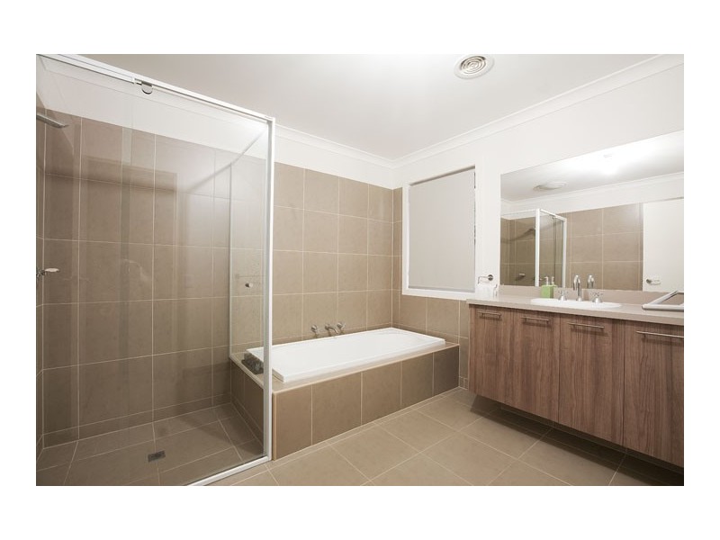 4 Edward Court, Taylors Hill VIC 3037