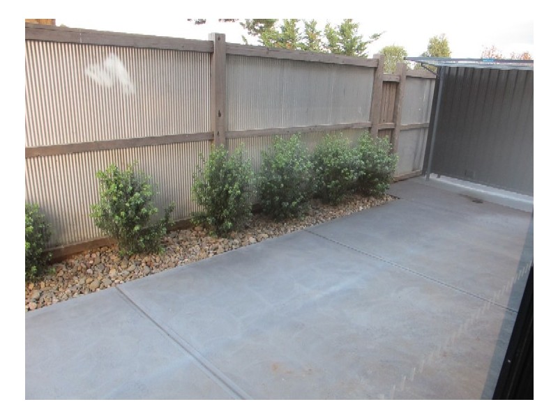 1/5-6 Chelsworth Place, Caroline Springs VIC 3023