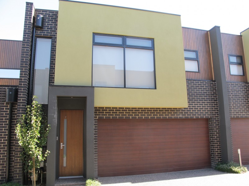 2/5-6 Chelsworth Place, Caroline Springs VIC 3023