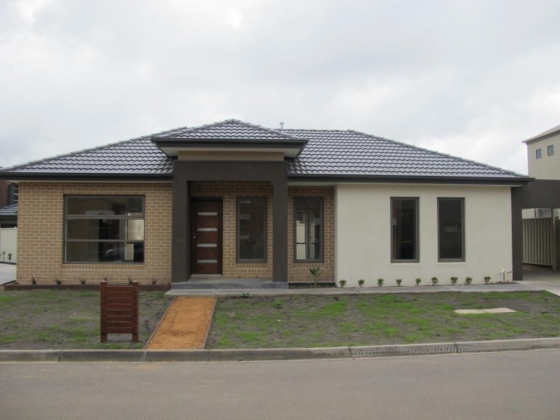 1/2-4 Great Barr Crescent, Caroline Springs VIC 3023