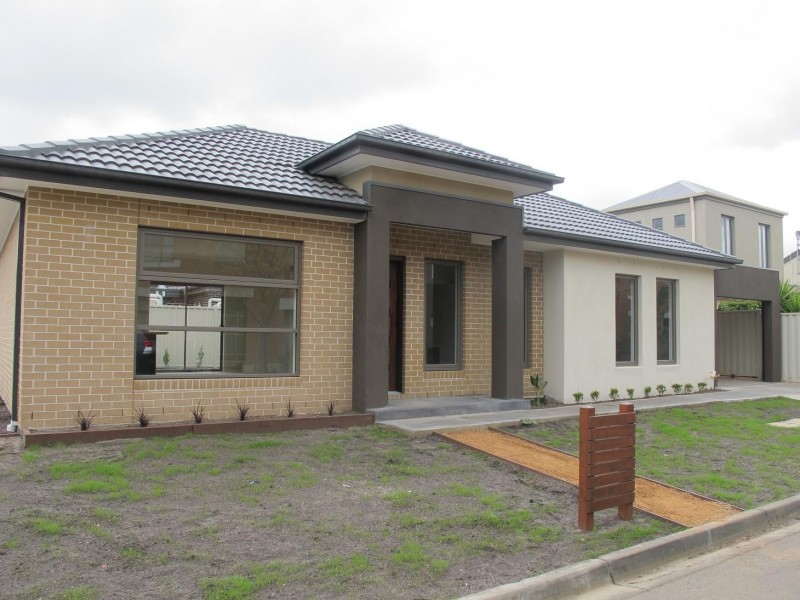 1/2-4 Great Barr Crescent, Caroline Springs VIC 3023
