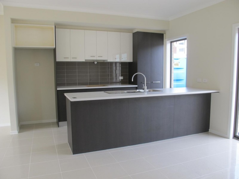 1/2-4 Great Barr Crescent, Caroline Springs VIC 3023