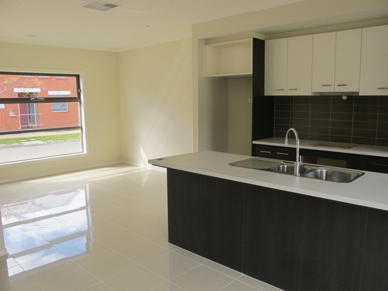 1/2-4 Great Barr Crescent, Caroline Springs VIC 3023