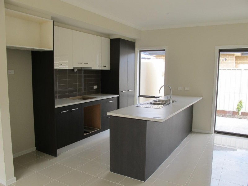 1/2-4 Great Barr Crescent, Caroline Springs VIC 3023