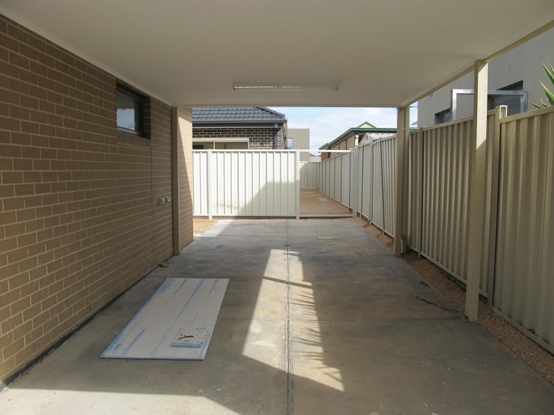 1/2-4 Great Barr Crescent, Caroline Springs VIC 3023
