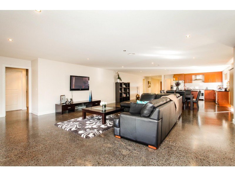 16 Highbury Drive, Hillside VIC 3037