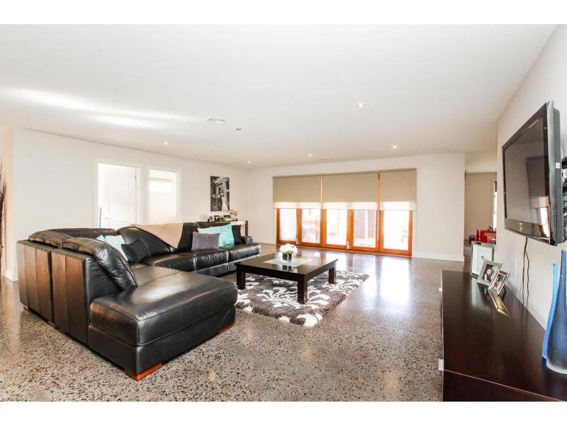 16 Highbury Drive, Hillside VIC 3037